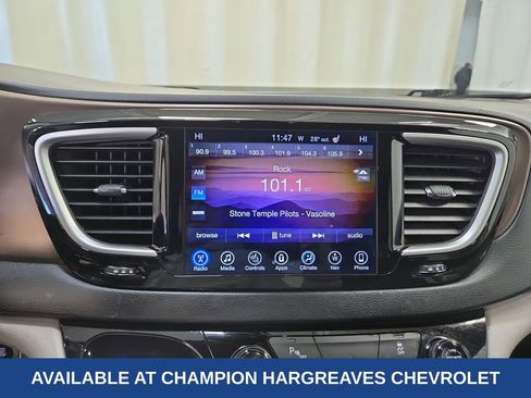 Used 2017 Chrysler Pacifica Touring-L w/ 13 Speaker Alpine Sound Group image 18