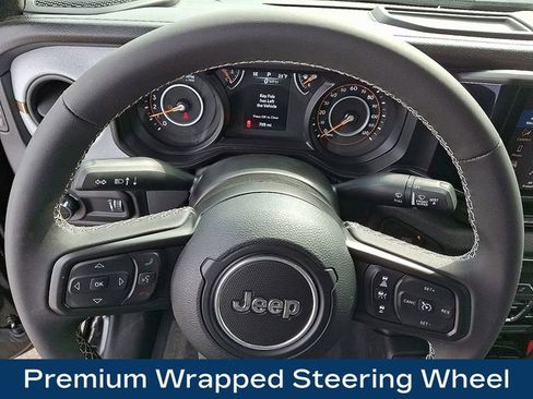 Used 2025 Jeep Gladiator Sport image 4