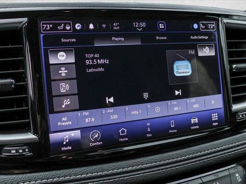 Used 2024 Chrysler Pacifica Premium image 18