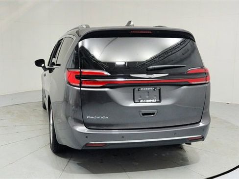 Used 2021 Chrysler Pacifica Touring-L w/ Uconnect Theater Family Group image 4