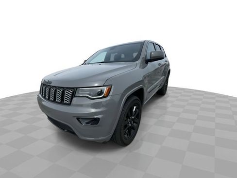 Used 2022 Jeep Grand Cherokee Laredo X image 3