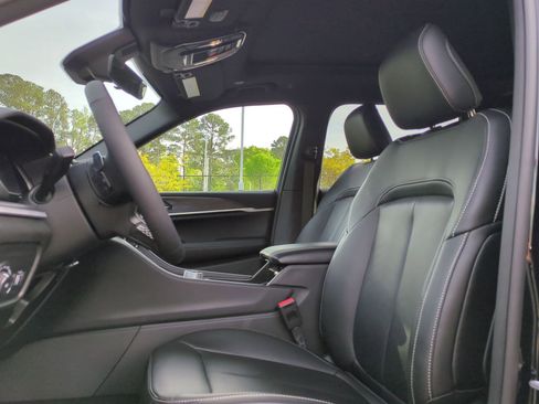 Used 2025 Jeep Grand Cherokee Limited w/ Black Appearance Package image 16