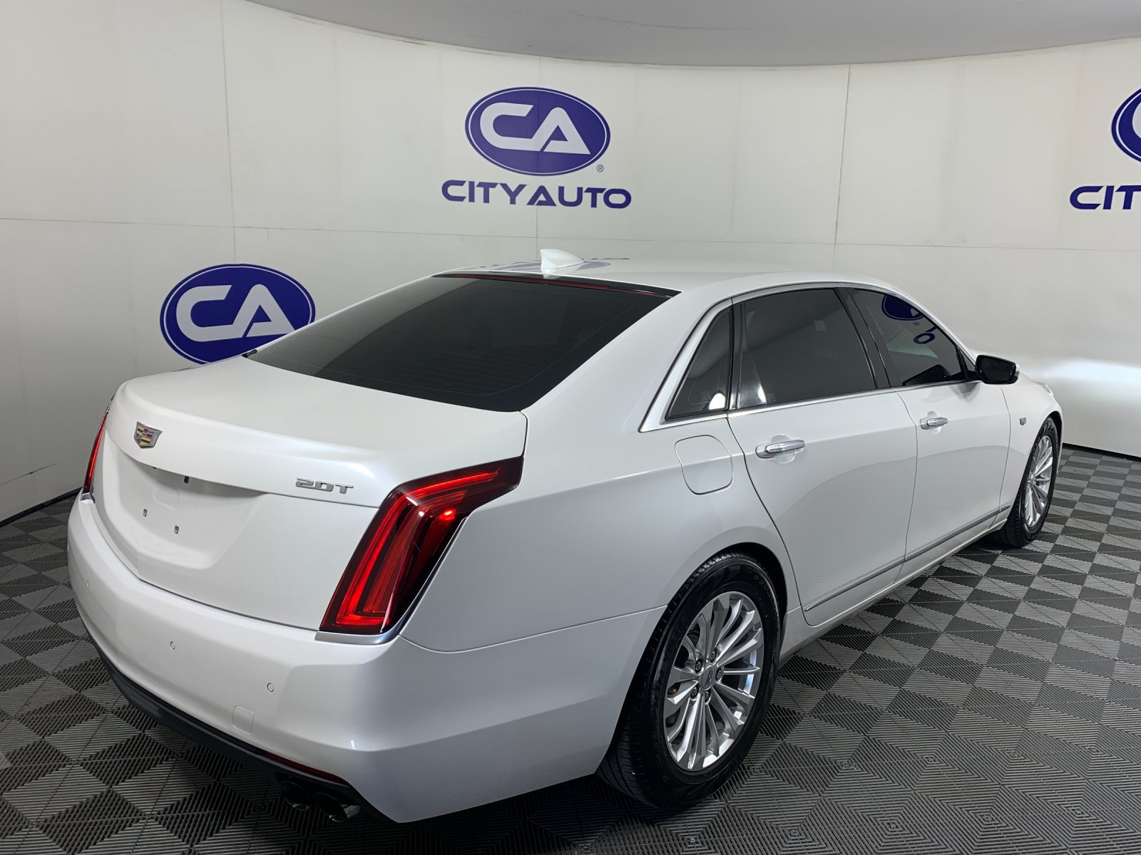 Used 2018 Cadillac CT6 2.0T RWD image 3