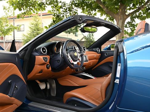 Used 2015 Ferrari California T RWD image 56