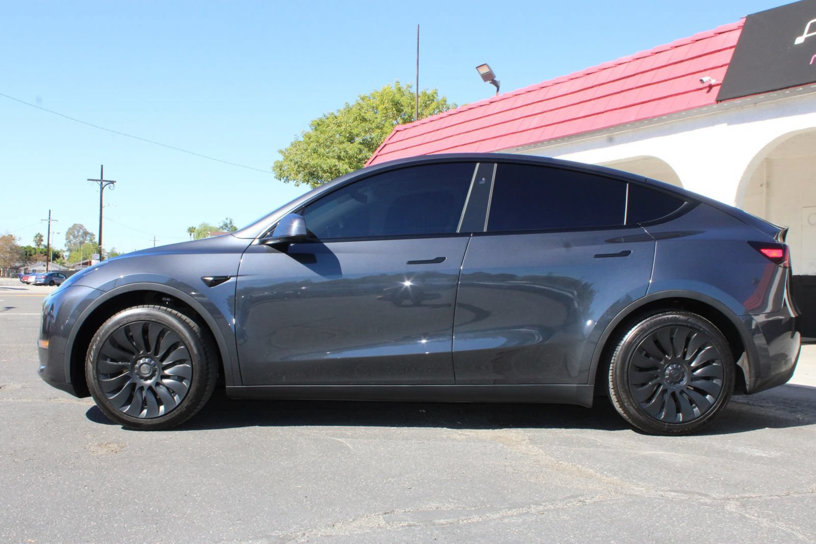 Used 2024 Tesla Model Y 2WD image 39