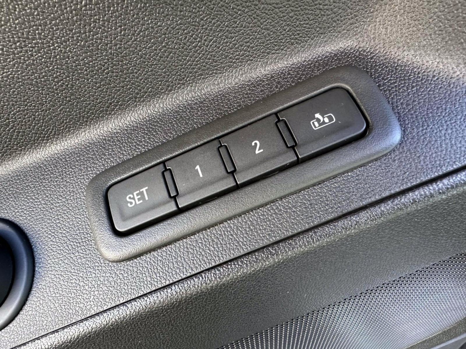 Used 2024 Chevrolet Equinox Premier AWD/4WD image 9