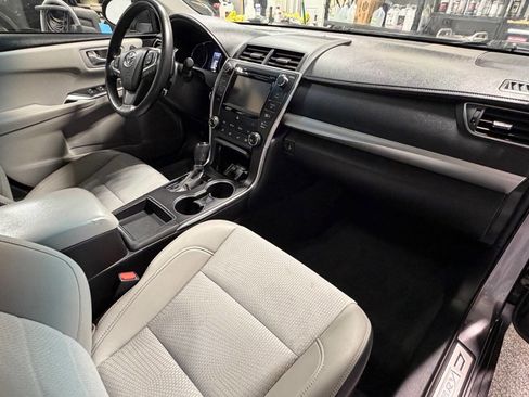 Used 2017 Toyota Camry SE w/ Moonroof Package image 18