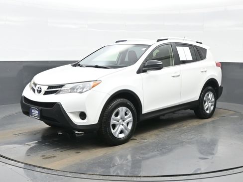 Used 2014 Toyota RAV4 LE image 2