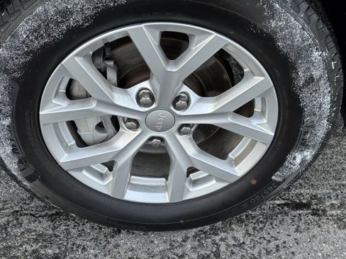 Used 2023 Jeep Grand Cherokee Limited image 11