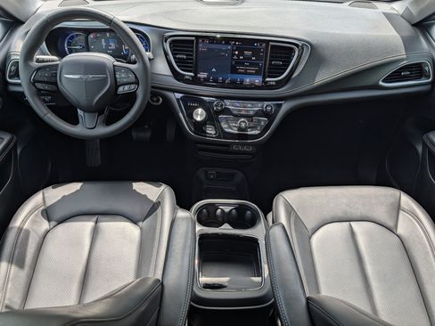 Used 2024 Chrysler Pacifica Limited FWD image 10