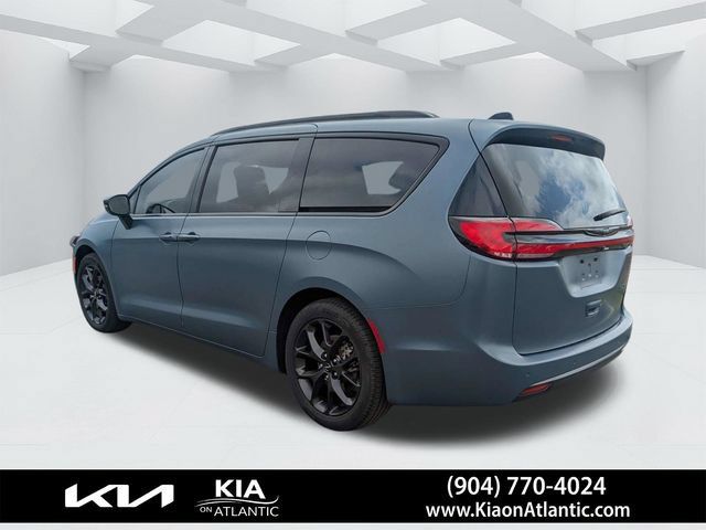 Used 2024 Chrysler Pacifica Limited w/ S Appearance Package FWD image 5