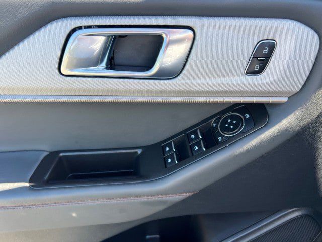 Used 2025 Ford Explorer Active AWD/4WD image 10