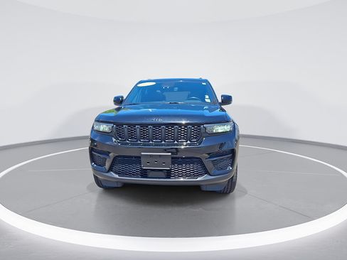 Used 2022 Jeep Grand Cherokee Altitude AWD/4WD image 4