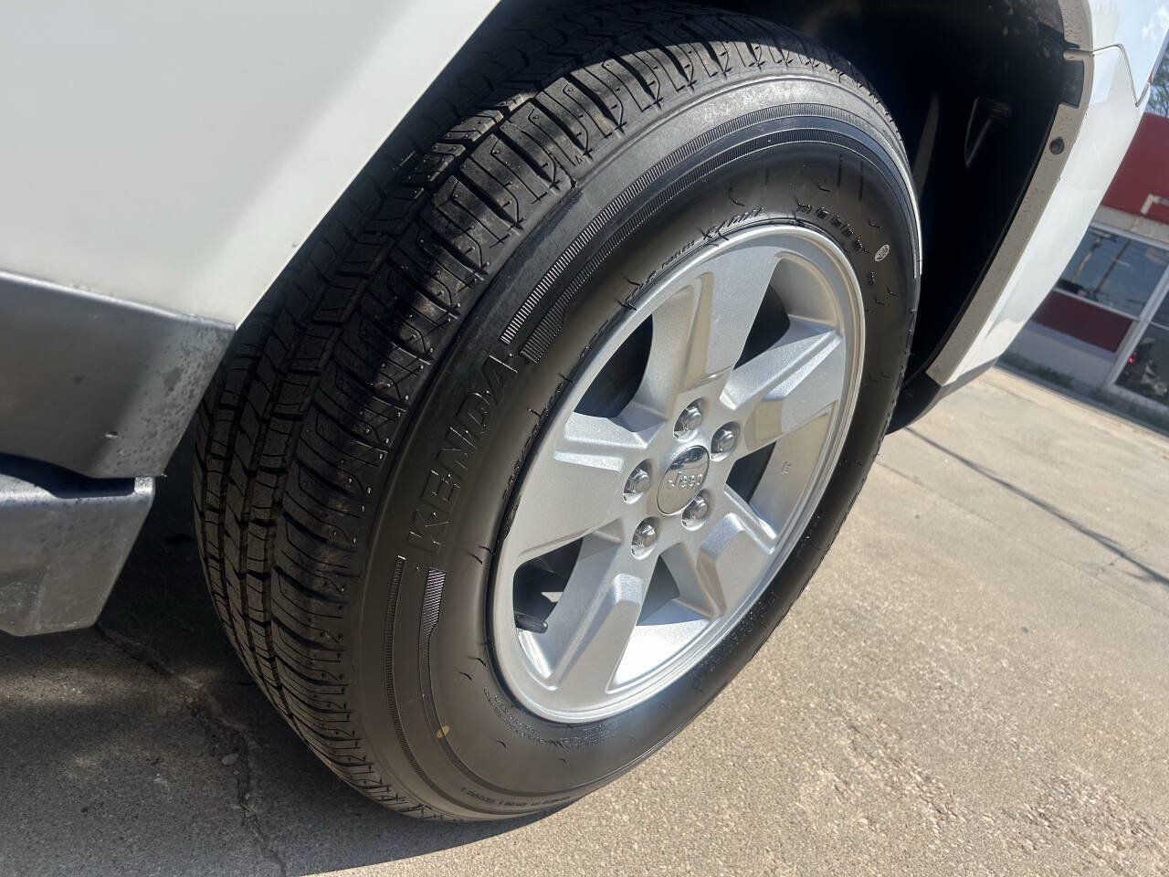 Used 2017 Jeep Compass Latitude FWD image 11