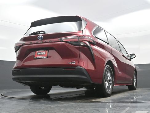 Used 2021 Toyota Sienna LE image 32