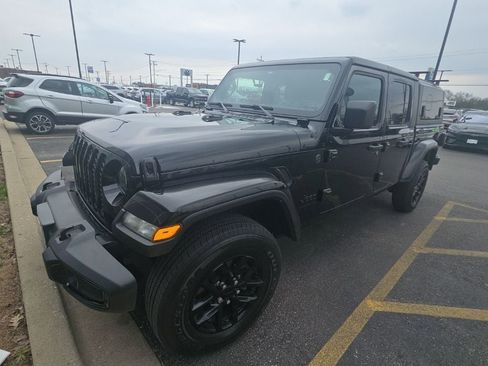 Used 2022 Jeep Gladiator Sport image 3