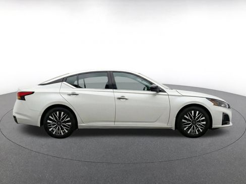 Used 2025 Nissan Altima 2.5 SV FWD image 10