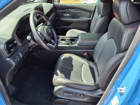 Used 2025 Honda Pilot TrailSport image 14
