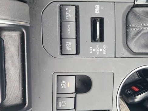 Used 2024 Toyota Highlander XLE image 28