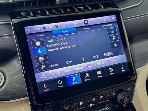 Used 2024 Jeep Grand Cherokee L Limited w/ Luxury Tech Group II image 31