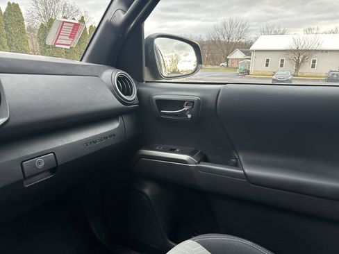 Used 2023 Toyota Tacoma TRD Off-Road image 22