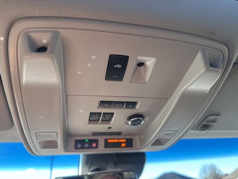 Used 2018 Cadillac Escalade Luxury image 32