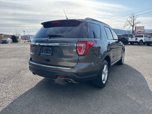 Used 2018 Ford Explorer XLT w/ Equipment Group 202A image 4