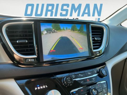 Used 2024 Chrysler Pacifica Touring-L FWD image 20