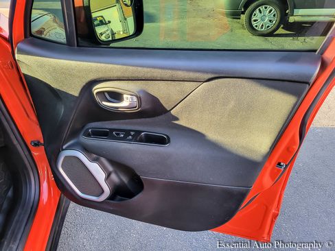 Used 2019 Jeep Renegade Latitude FWD image 27