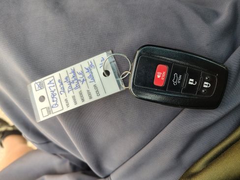 Used 2020 Toyota Highlander XLE AWD/4WD image 43