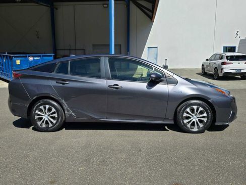 Used 2016 Toyota Prius Two FWD image 2