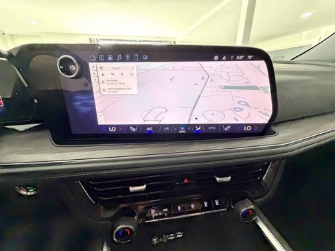 Used 2025 Chevrolet Suburban Z71 image 35