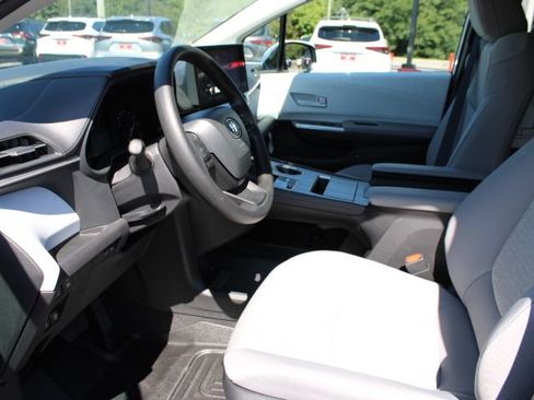 Used 2026 Toyota Sienna LE FWD image 8
