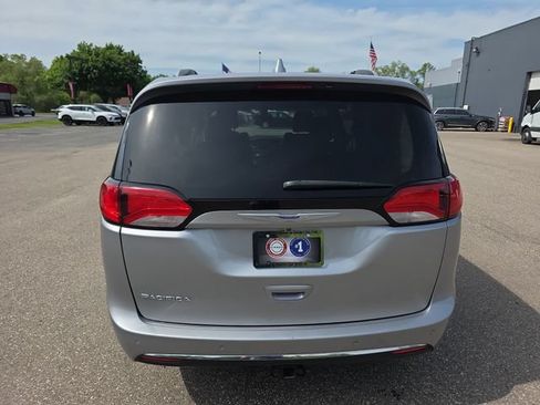 Used 2018 Chrysler Pacifica Touring-L Plus FWD image 24
