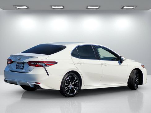 Used 2018 Toyota Camry SE FWD image 4