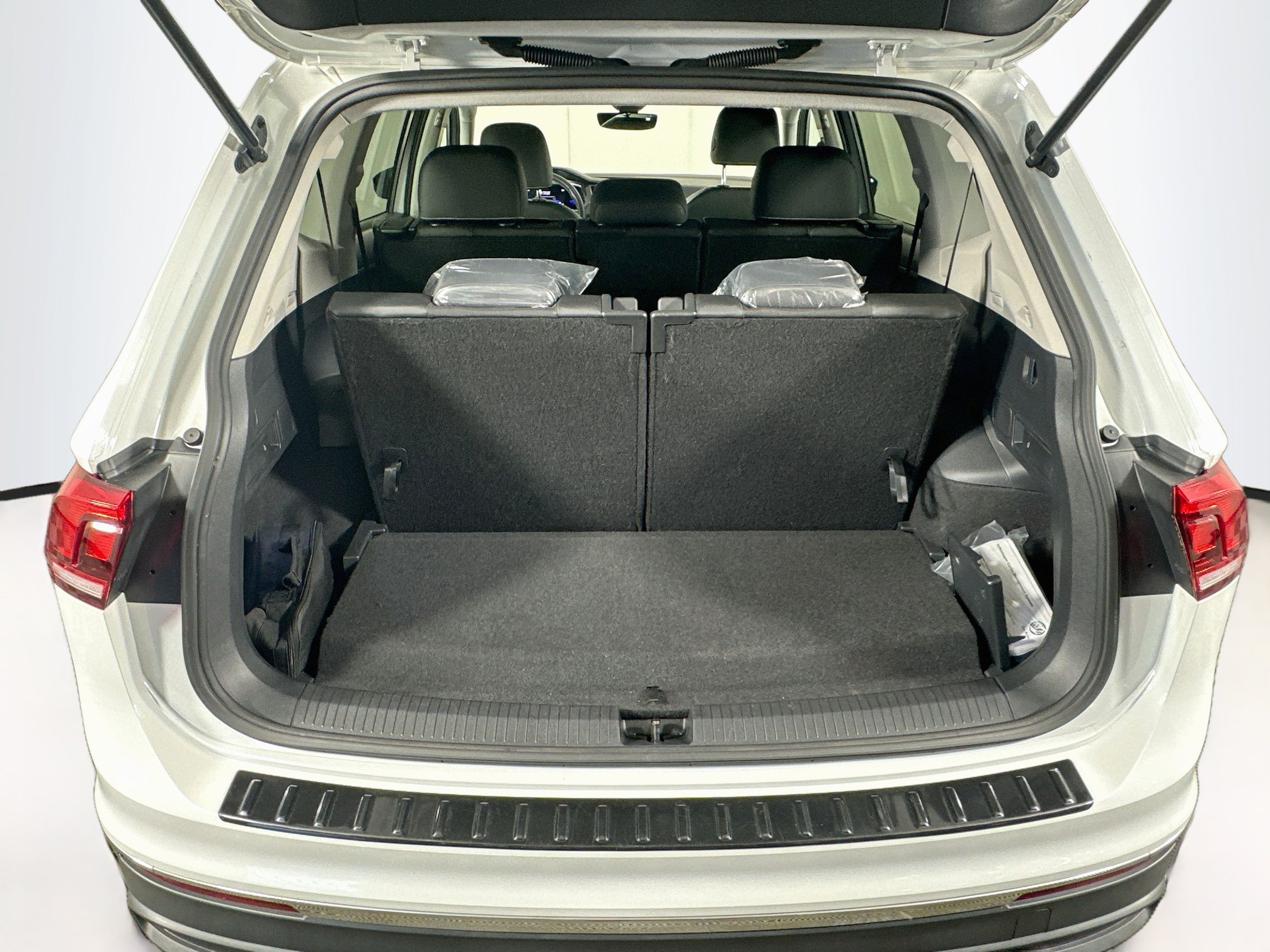 Used 2023 Volkswagen Tiguan SE FWD image 28