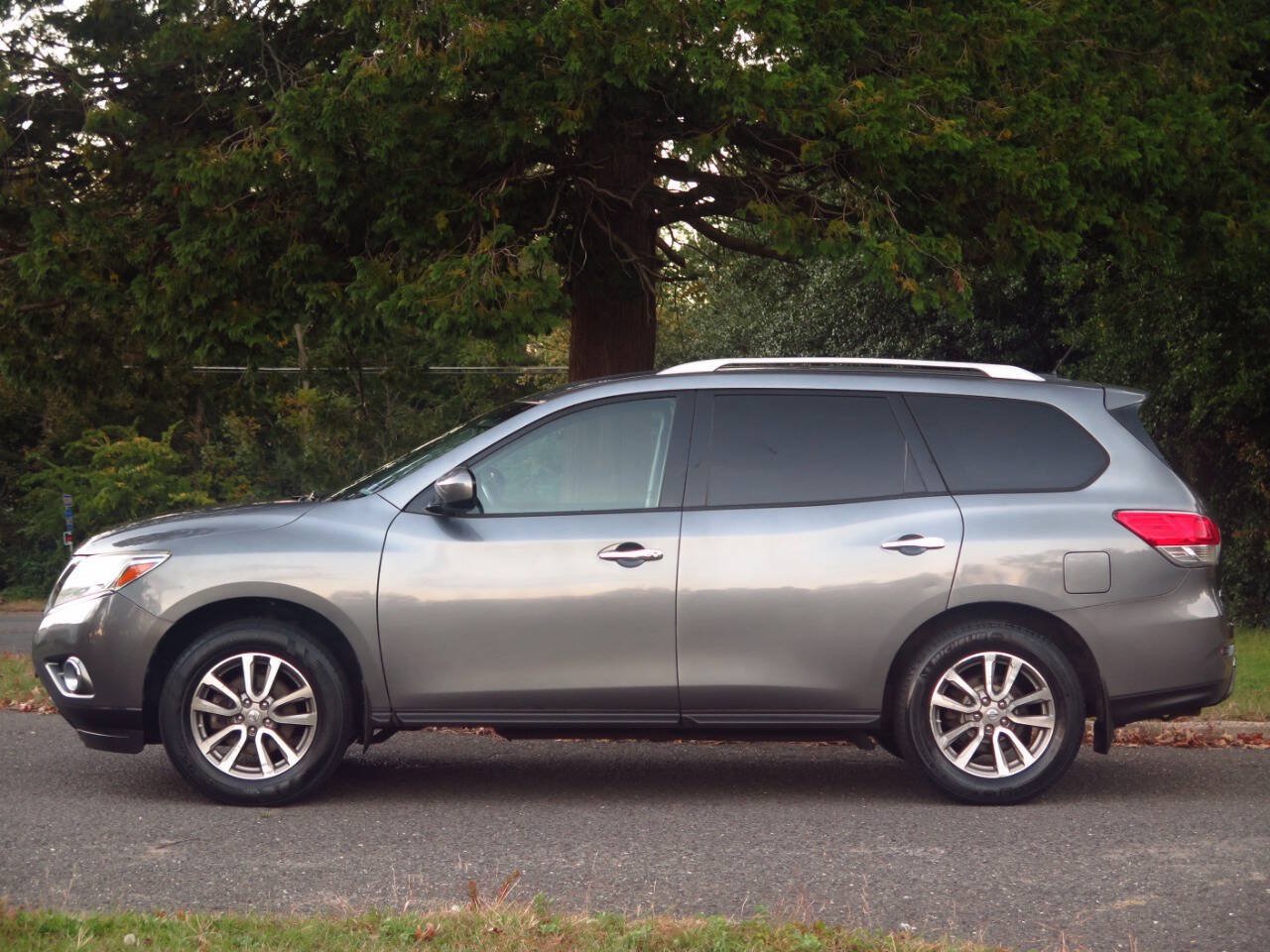 Used 2015 Nissan Pathfinder SV w/ Trailer Tow Package FWD image 2