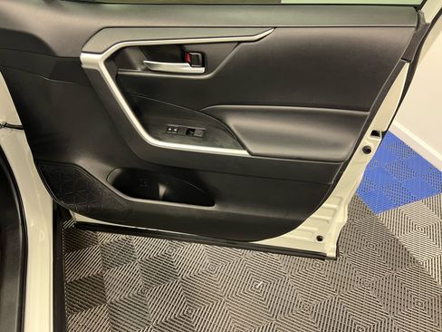 Used 2020 Toyota RAV4 XLE w/ Convenience Package image 13
