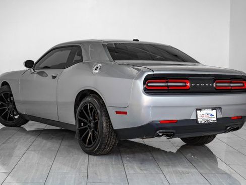 Used 2015 Dodge Challenger SXT image 8