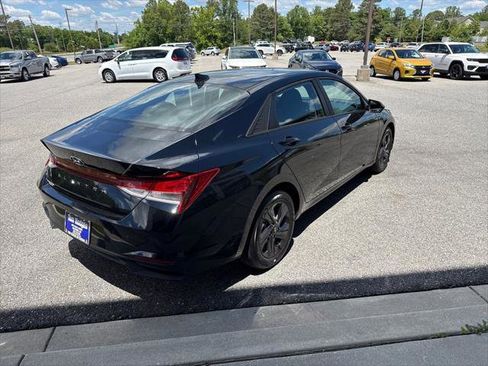 Used 2023 Hyundai Elantra SEL w/ Preferred Accessory Package FWD image 4