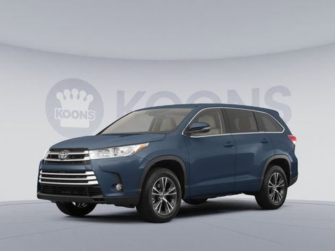 Used 2017 Toyota Highlander Plus AWD/4WD image 1