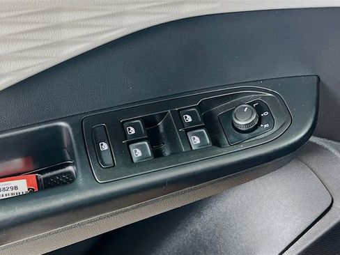 Used 2022 Volkswagen Taos S image 17