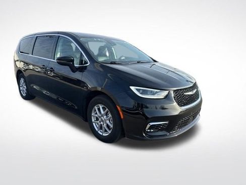 Used 2024 Chrysler Pacifica Touring-L image 7