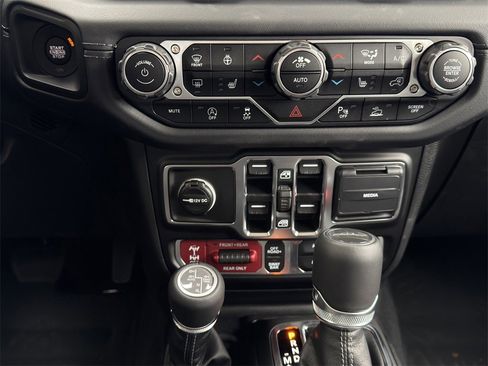 New 2025 Jeep Gladiator Rubicon image 16