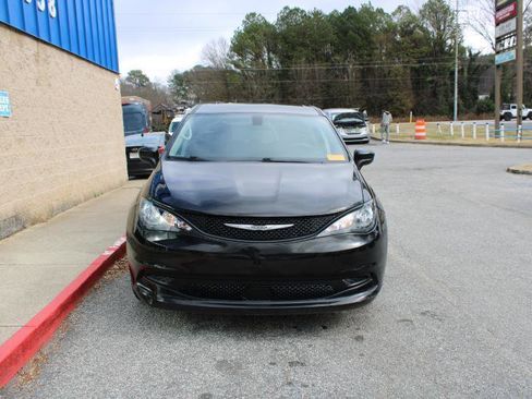 Used 2022 Chrysler Voyager LX image 2