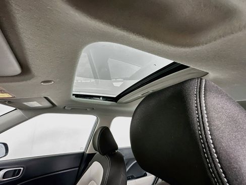 Used 2025 Hyundai Venue SEL FWD image 27