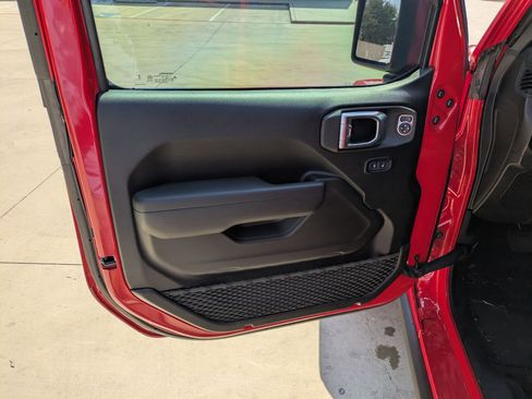 Used 2025 Jeep Gladiator Sport image 11