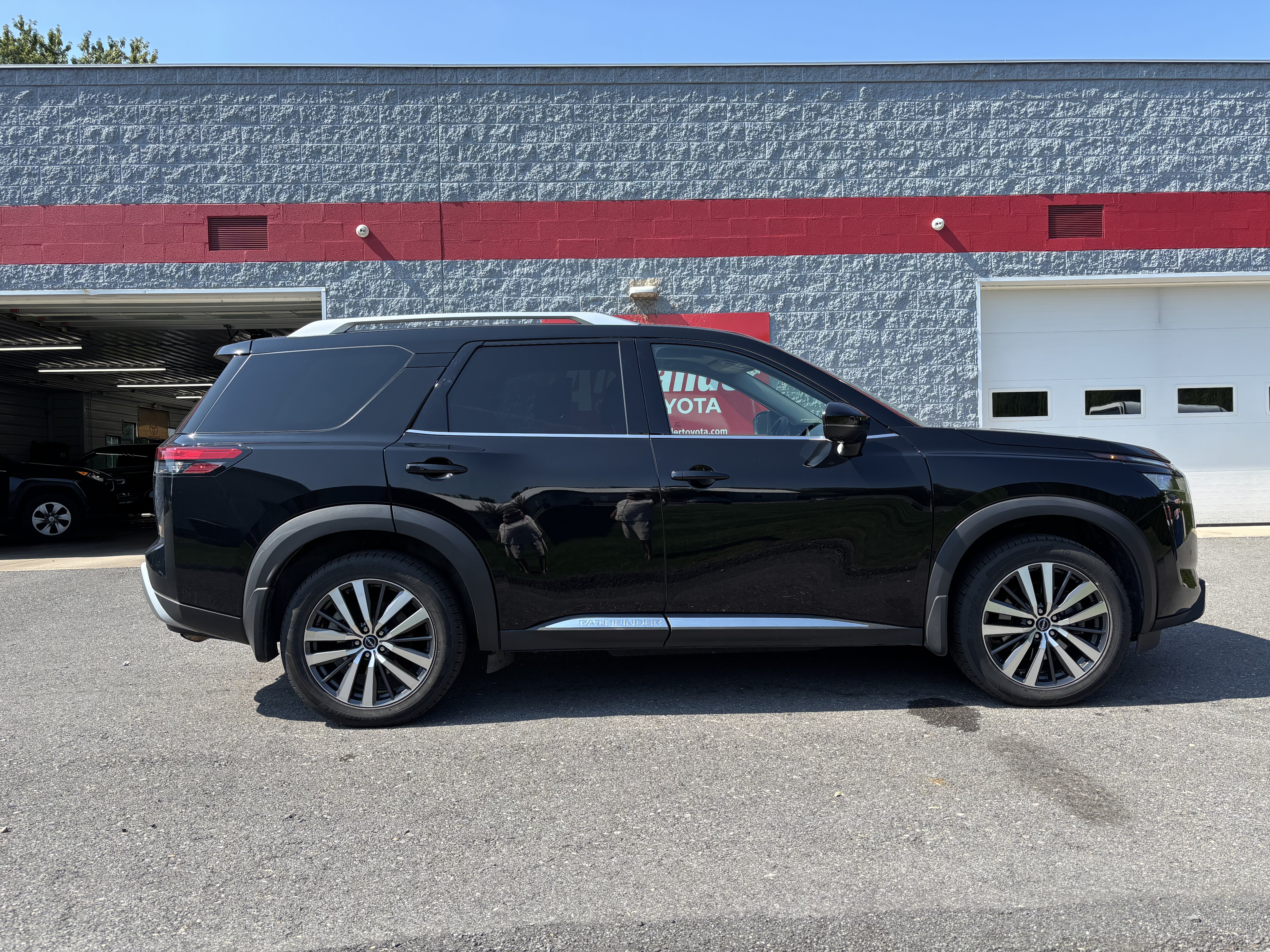 Used 2022 Nissan Pathfinder Platinum AWD/4WD image 2