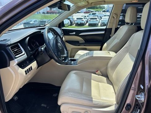 Used 2017 Toyota Highlander XLE AWD/4WD image 9