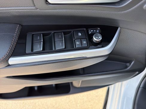 Used 2025 Toyota Sienna Platinum AWD/4WD image 4